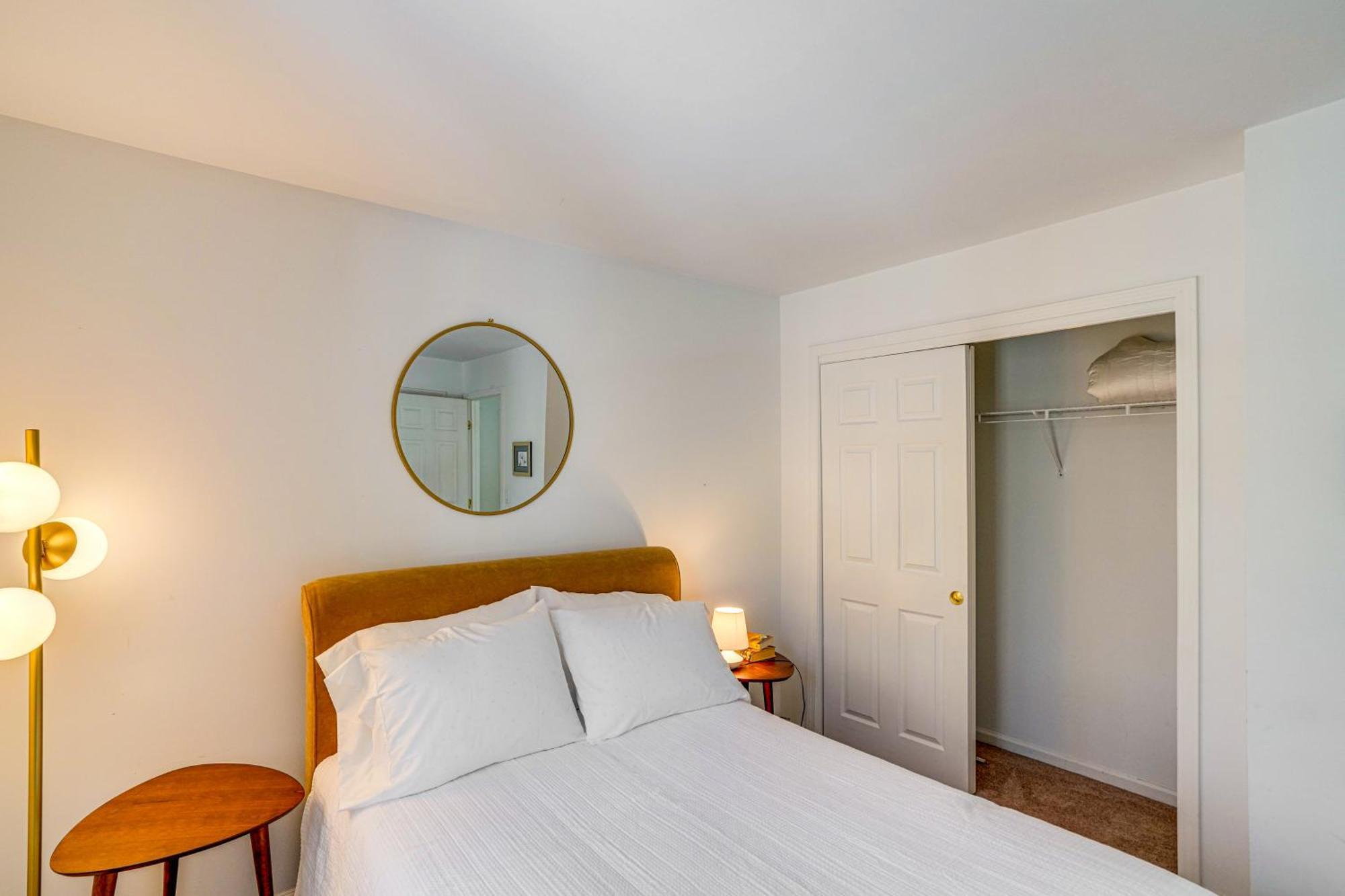 Private Guest House In Dtwn Lenox, Walk To Dining! Exterior photo